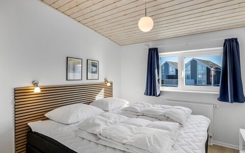 Annakarin - 1.2Km from the Sea: Legna, Casa, Soffitto, Camera Da Letto, Letto, Illuminazione Diurna, Telaio Del Letto, Latifoglie, Bedding, Congelamento
