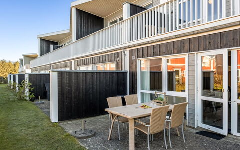 Annakarin - 1.2Km from the Sea: Architettura, Appartamento, Balcone, Shade, Latifoglie, Illuminazione Diurna, Raccordo, Cortile, Plank, Portico