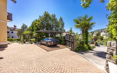 Apartment Noa Opatjia: Zona Residenziale, Driveway, Giardino, Estate, Landscaping, Sobborgo, Flagstone, Shade, Hacienda, Dimora