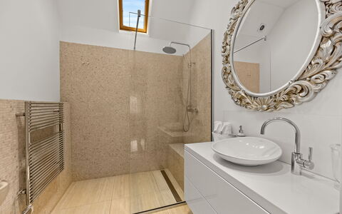 Apartment Noa Opatjia: Idraulico Fixture, Parete, Pavimentazione, Bagno, Pavimento, Lavello, Interior Design, Specchio, Lavandino Del Bagno, Rubinetto