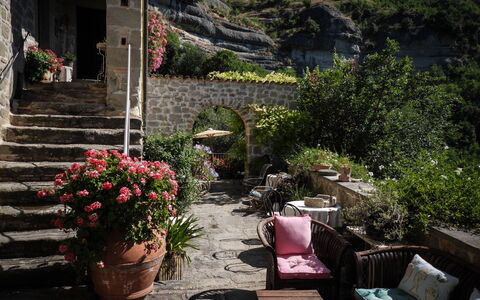 Agriturismo Arcera: Vaso Di Fiori, Arbusto, Pianta Della Casa, Giardino, Cortile, Mobili Da Esterno, Balcone, Hacienda, Landscaping