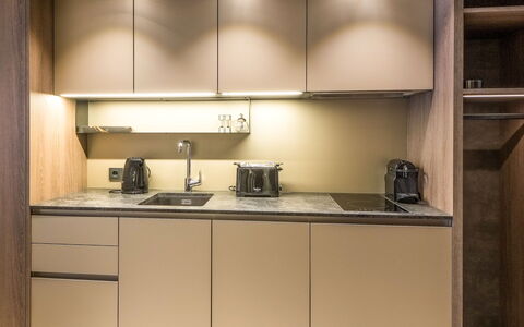 Studio Classic a in 1: Cucina, Interior Design, Elettrodomestico Da Cucina, Controsoffitto, Cabinetry, Mobilia, Pavimentazione, Apparecchio Major, Elettrodomestico, Color Legno