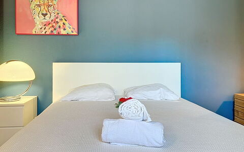 Le Mas Chablais: Mobilia, Letto, Blu, Camera Da Letto, Interior Design, Bedding, Parete, Lenzuolo, Pavimento, Pavimentazione