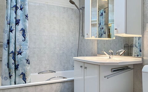 Le Mas Chablais: Bagno, Idraulico Fixture, Vasca Da Bagno, Lavello, Interior Design, Lavandino Del Bagno, Pavimentazione, Rubinetto, Pavimento, Idraulico