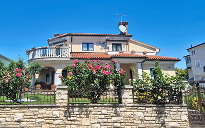 Umag 140: Costruzione, Zona Residenziale, Casa, Facciata, Quartiere, Casa, Cittadina, Tetto, Insediamento Umano, Balcone