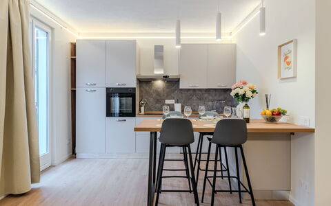 Terrazza Segreta Around Como Lake: Mobilia, Interior Design, Controsoffitto, Cucina, Pavimentazione, Lampada, Legna, Soffitto, Cucina & Sala Da Pranzo Tavolo, Casa