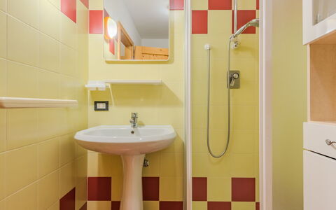 Malè 100: Bagno, Idraulico Fixture, Pavimentazione, Lavandino Del Bagno, Interior Design, Pavimento, Lavello, Idraulico, Rubinetto, Piastrella