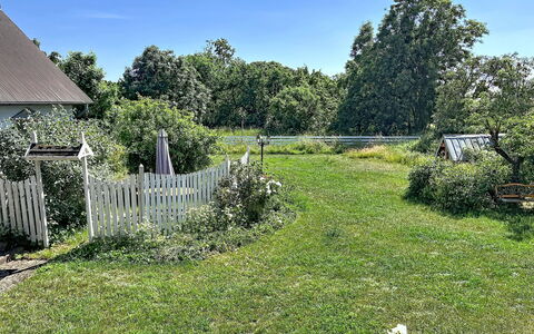 Melösa: Arbusto, Giardino, Lotto, Prato, Groundcover, Villetta, Recinzione, Backyard