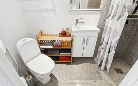 Pejo - 10M from the Sea: Toilet Seat, Gabinetto, Idraulico Fixture, Bagno, Pavimentazione, Pavimento, Interior Design, Lavello, Idraulico, Lavandino Del Bagno