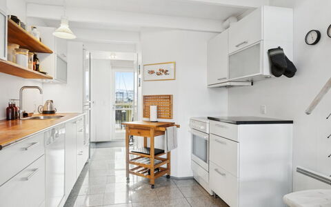 Pejo - 10M from the Sea: Cucina, Pavimentazione, Controsoffitto, Cabinetry, Elettrodomestico Da Cucina, Mobilia, Legna, Pavimento, Apparecchio Major, Interior Design