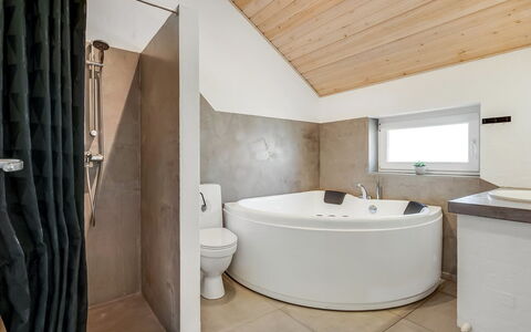 Antoinetta - 350M from the Sea: Idraulico Fixture, Pavimentazione, Interior Design, Soffitto, Bagno, Pavimento, Vasca Da Bagno, Illuminazione, Idraulico, Camera