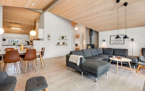 Antoinetta - 350M from the Sea: Legna, Interior Design, Soffitto, Soggiorno, Pavimentazione, Lampada, Mobilia, Casa, Divano, Pavimento