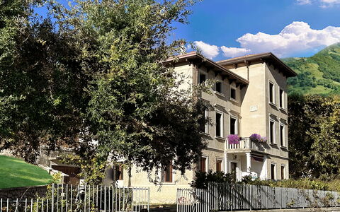 Villa 900 Design & Hills Escape: Zona Residenziale, Casa, Casa, Balcone, Cortile, Sobborgo, Landscaping, Villa, Portico, Hacienda