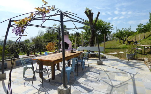 Villa 900 Design & Hills Escape: Giardino, Shade, Struttura Esterna, Mobili Da Esterno, Cortile, Landscaping, Tavolo Esterno, Parco, Backyard, Pergola