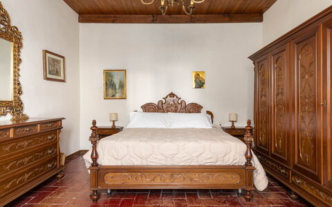 Il Leccio, Vinci, Private Pool and Tennis: Mobilia, Letto, Camera Da Letto, Interior Design, Legna, Pavimentazione, Lenzuolo, Bedding, Pavimento, Camera