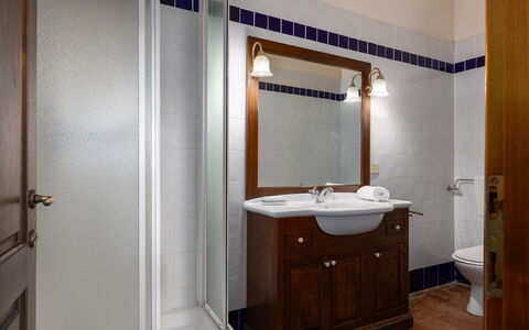 Il Leccio, Vinci, Private Pool and Tennis: Lavandino Del Bagno, Idraulico Fixture, Lavello, Bagno, Specchio, Interior Design, Pavimentazione, Mobiletto Del Bagno, Cabinetry, Rubinetto