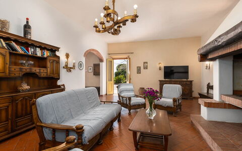 Il Leccio, Vinci, Private Pool and Tennis: Mobilia, Interior Design, Pavimentazione, Tavolo, Camera, Soggiorno, Illuminazione, Divano, Pavimento, Casa
