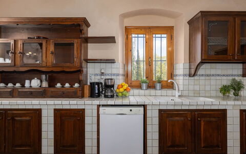 Il Leccio, Vinci, Private Pool and Tennis: Cucina, Legna, Interior Design, Cabinetry, Controsoffitto, Pavimentazione, Mobilia, Credenza, Casa, Color Legno