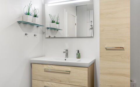 Nadua - 25M from the Sea: Mobiletto Del Bagno, Cabinetry, Pavimento, Cassetto, Idraulico Fixture, Specchio, Lavandino Del Bagno, Bagno, Idraulico, Dresser