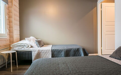 Parashimos a: Camera Da Letto, Letto, Interior Design, Mobilia, Legna, Pavimento, Lenzuolo, Bedding, Pavimentazione, Tessile