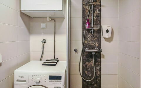 Parashimos B: Lavatrice, Idraulico Fixture, Bagno, Interior Design, Pavimentazione, Asciugatrice, Pavimento, Lavanderia, Gabinetto, Apparecchio Major