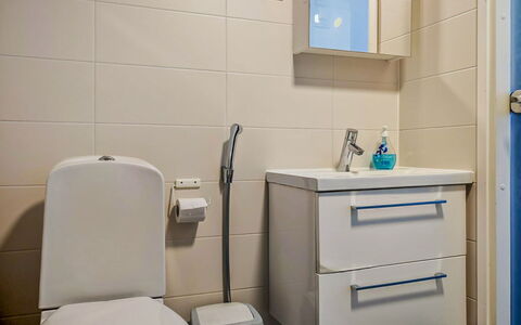 Parashimos B: Toilet Seat, Bagno, Idraulico Fixture, Lavandino Del Bagno, Gabinetto, Lavello, Pavimentazione, Mobiletto Del Bagno, Interior Design, Pavimento