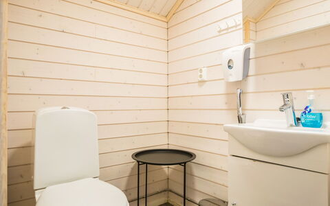 Parashimos B: Pavimentazione, Legna, Pavimento, Interior Design, Idraulico Fixture, Camera, Gabinetto, Soffitto, Bagno, Color Legno