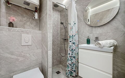 Isis Ii: Idraulico Fixture, Pavimentazione, Pavimento, Bagno, Interior Design, Gabinetto, Mobiletto Del Bagno, Idraulico, Lavello, Rubinetto