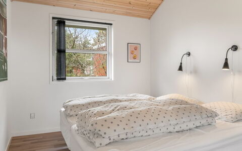 Joske - 2Km from the Sea: Letto, Mobilia, Camera Da Letto, Interior Design, Parete, Bedding, Lenzuolo, Legna, Soffitto, Biancheria