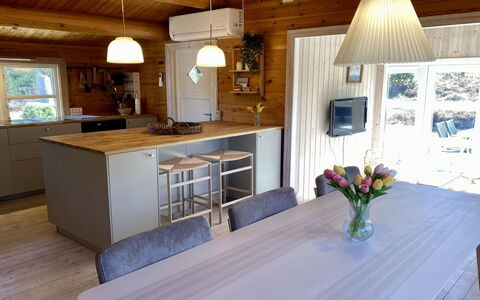 Sorja - 170M from the Sea: Mobilia, Pavimentazione, Interior Design, Legna, Pavimento, Controsoffitto, Cucina, Lampada, Soffitto, Cucina & Sala Da Pranzo Tavolo
