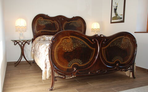 Casa Chimera: Color Legno, Latifoglie, Pavimento In Legno, Camera Da Letto, Antique, Telaio Del Letto, Lampada, Letto, Bedding