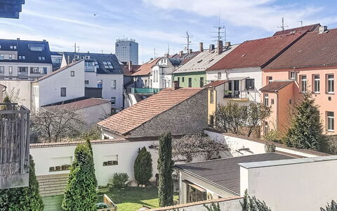 Budweis Center View: Zona Residenziale, Facciata, Arbusto, Casa, Urban Design, Tetto, Appartamento, Sobborgo, Giardino, Hedge