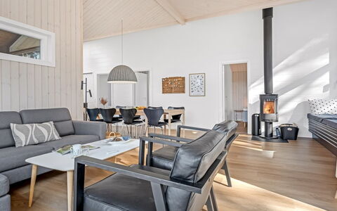 Frudde - 500M from the Sea: Interior Design, Mobilia, Pavimentazione, Legna, Pavimento, Divano, Soggiorno, Soffitto, Pavimento In Legno, Camera