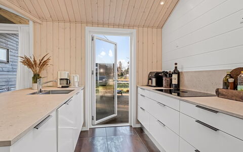 Frudde - 500M from the Sea: Legna, Pavimentazione, Pavimento In Legno, Pavimento, Latifoglie, Controsoffitto, Color Legno, Plank, Pavimento Laminato, Cucina