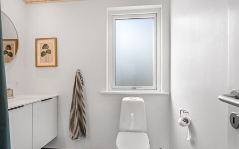 Frudde - 500M from the Sea: Toilet Seat, Pavimentazione, Pavimento, Gabinetto, Idraulico Fixture, Interior Design, Legna, Bagno, Idraulico, Lavello