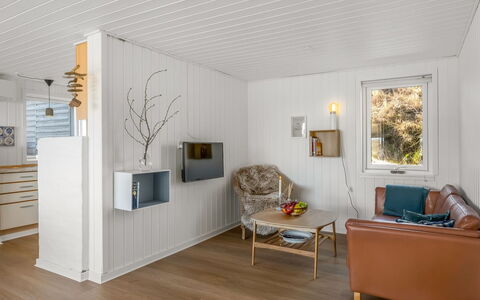 Aiden - 650M from the Sea: Mobilia, Legna, Interior Design, Pavimentazione, Pavimento, Sedia, Camera, Soffitto, Soggiorno, Appartamento