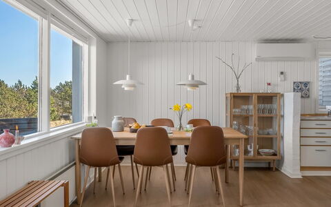 Aiden - 650M from the Sea: Mobilia, Legna, Interior Design, Pavimentazione, Pavimento, Sedia, Camera, Soffitto, Soggiorno, Appartamento