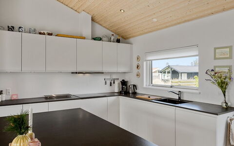 Minka - 500M from the Sea: Cucina, Interior Design, Legna, Pavimentazione, Soffitto, Controsoffitto, Elettrodomestico Da Cucina, Pavimento, Lampada, Casa