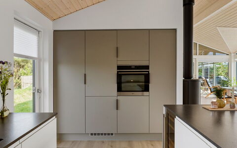 Minka - 500M from the Sea: Cucina, Pavimentazione, Controsoffitto, Interior Design, Mobilia, Legna, Elettrodomestico Da Cucina, Cabinetry, Pavimento, Soffitto