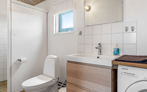 Enni - 350M from the Sea: Pavimentazione, Idraulico Fixture, Pavimento, Legna, Interior Design, Lavello, Toilet Seat, Gabinetto, Soffitto, Bagno