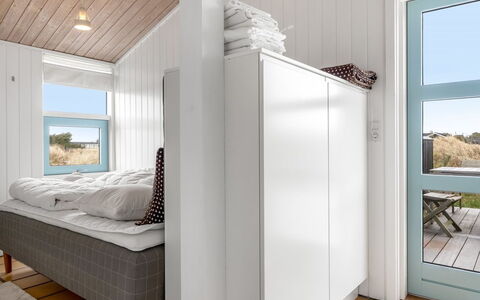 Enni - 350M from the Sea: Legna, Pavimento, Interior Design, Pavimentazione, Soffitto, Camera Da Letto, Camera, Mobilia, Letto, Appartamento