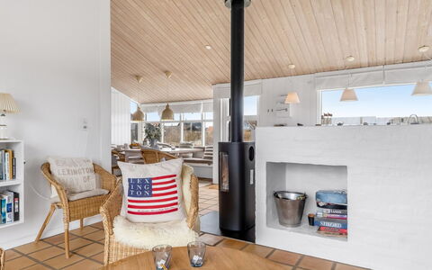 Enni - 350M from the Sea: Legna, Mobilia, Pavimentazione, Pavimento, Interior Design, Soggiorno, Casa, Pavimento In Legno, Soffitto, Sedia