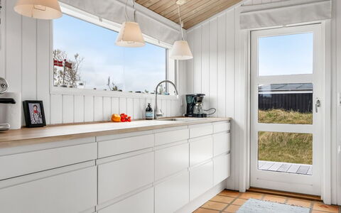 Enni - 350M from the Sea: Legna, Pavimentazione, Cucina, Interior Design, Pavimento, Controsoffitto, Pavimento In Legno, Cabinetry, Soffitto, Elettrodomestico