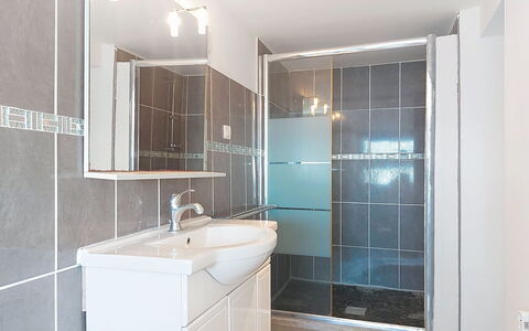 Casa Giuliani: Idraulico Fixture, Pavimentazione, Pavimento, Interior Design, Lavandino Del Bagno, Soffitto, Idraulico, Bagno, Illuminazione, Lavello