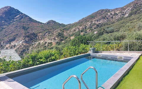 Casa Giuliani: Piscina, Acqua, Geografia Montane, Montagna, Collina, Ricorrere, Catena Montuosa, Mobili Da Esterno, Giochi D'Acqua, Eco Hotel