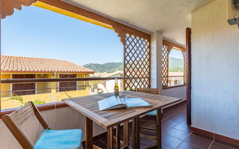Fortuna: Legna, Soffitto, Interior Design, Color Legno, Balcone, Appartamento, Shade, Latifoglie, Sedia, Cucina & Sala Da Pranzo Tavolo