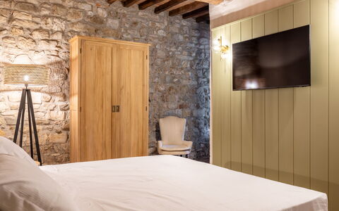 Maison Badia a Passignano: Mobilia, Parete, Interior Design, Pavimentazione, Legna, Camera Da Letto, Pavimento, Letto, Tessile, Illuminazione