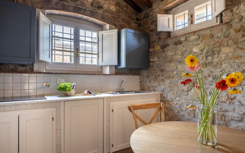 Maison Badia a Passignano: Mobilia, Interior Design, Cucina, Pavimentazione, Controsoffitto, Lavello, Cabinetry, Elettrodomestico Da Cucina, Casa, Rubinetto