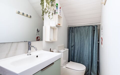 Iduski Ayzea: Idraulico Fixture, Parete, Bagno, Interior Design, Lavello, Gabinetto, Pavimentazione, Pavimento, Rubinetto, Idraulico