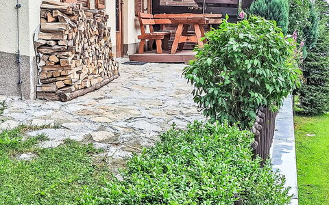 Klippitztörl 8: Arbusto, Giardino, Groundcover, Prato, Hedge, Landscaping, Cortile, Shade, Backyard